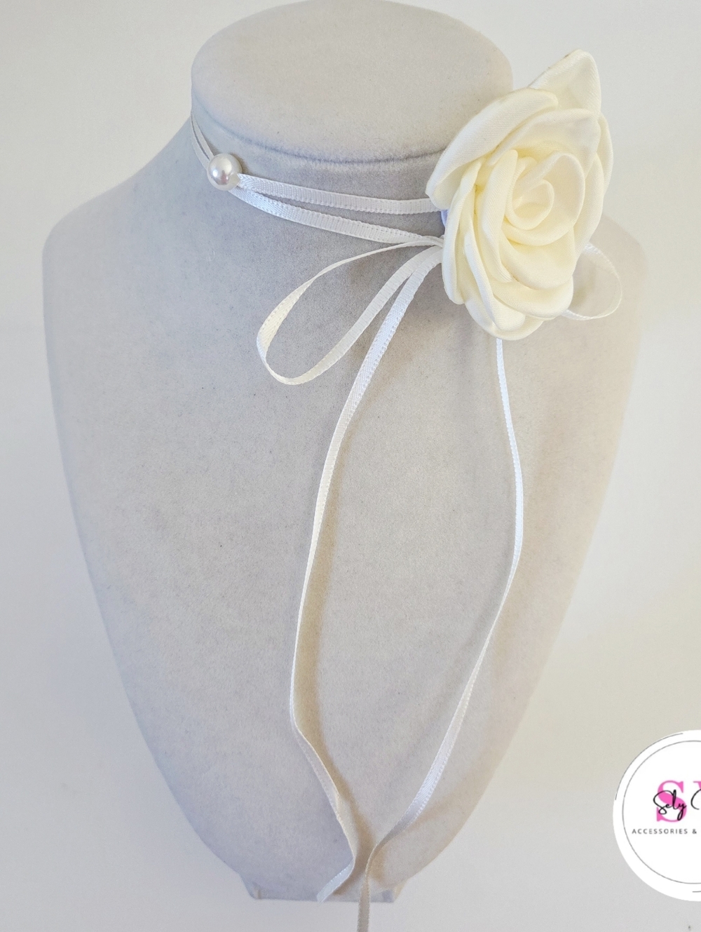 Beige Flower Choker With Pearl Decor
